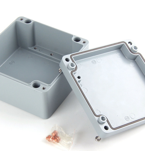 如何让金属电缆接头与防水接线盒配合使用？